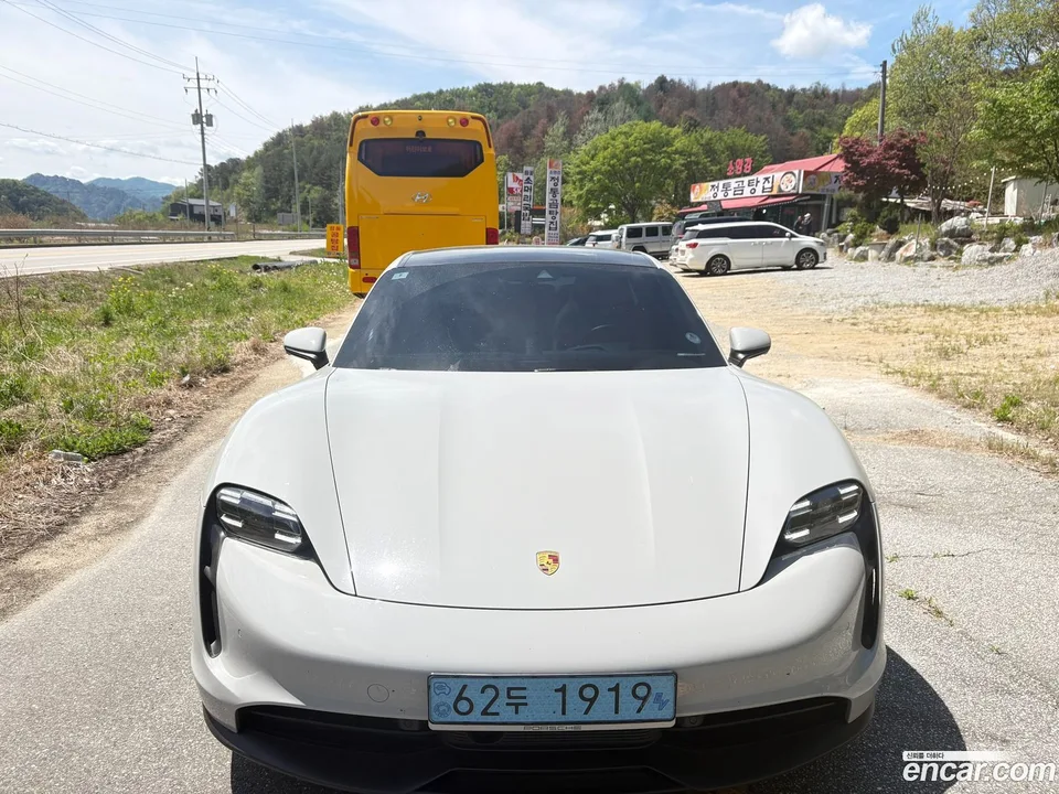 Porsche Taycan 2023 — миниатюра 2