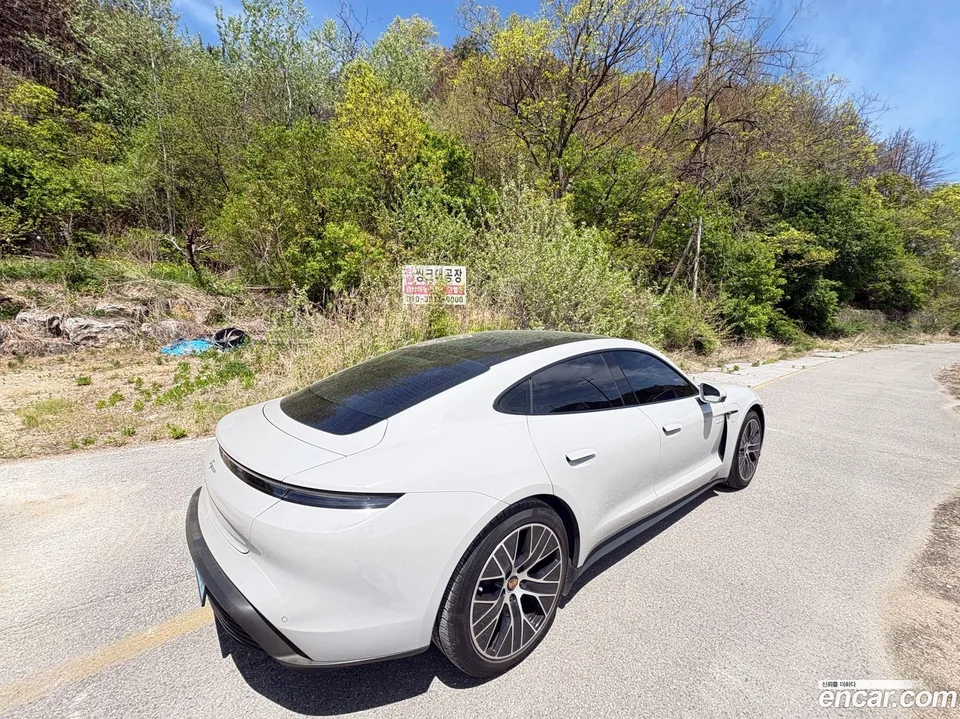 Porsche Taycan 2023 — миниатюра 5