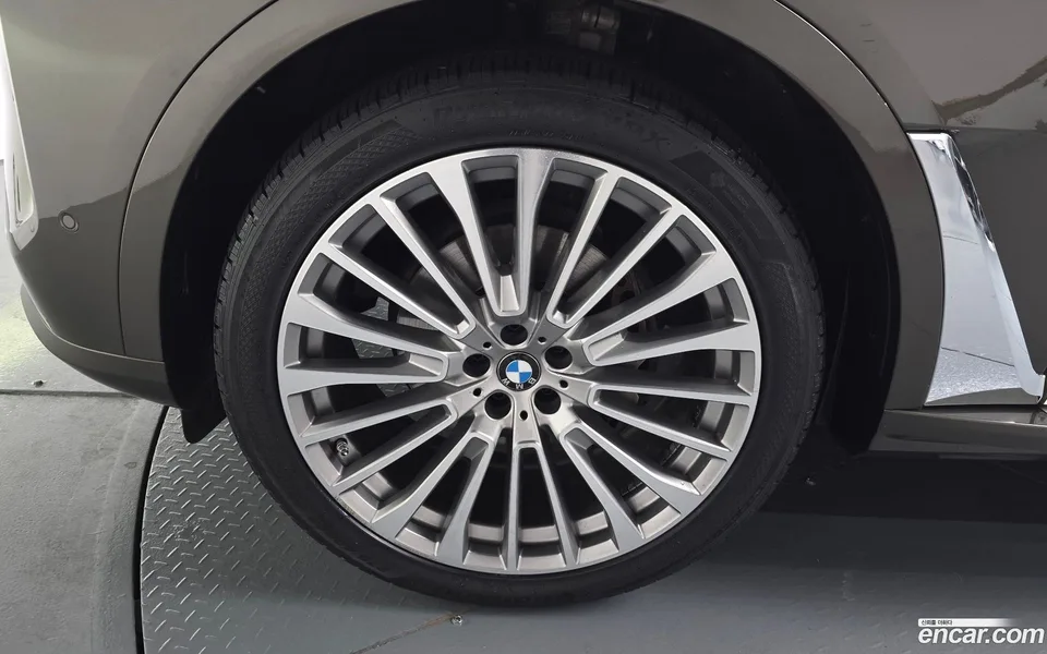 BMW X7 xDrive 40i 7 2023 — миниатюра 5