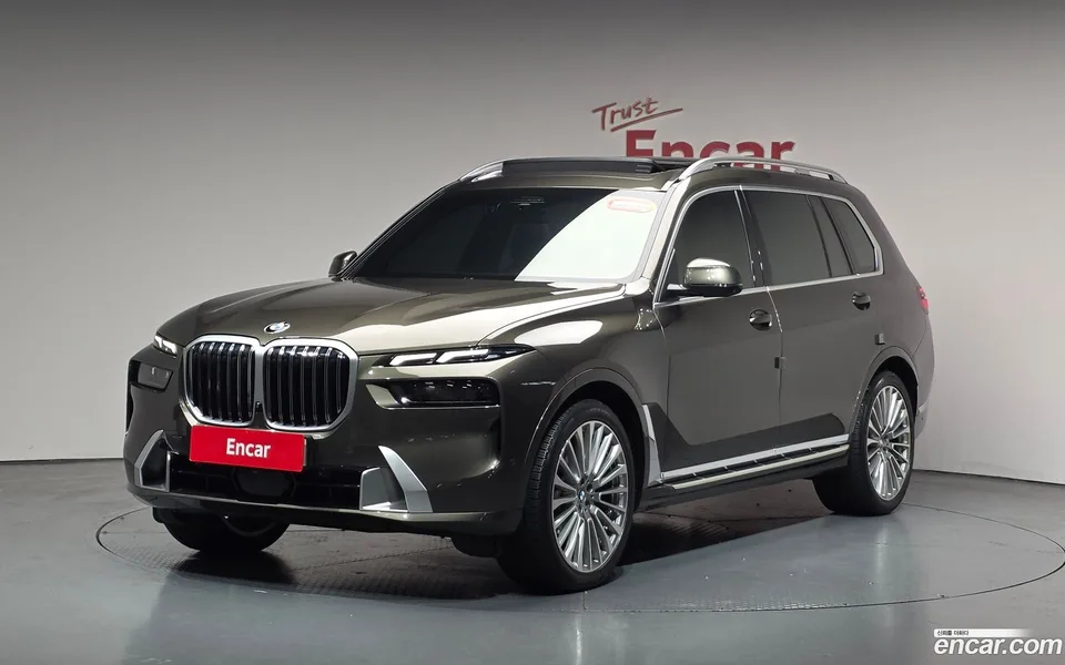 BMW X7 xDrive 40i 7 2023 — фото 1, купить с доставкой в Москву