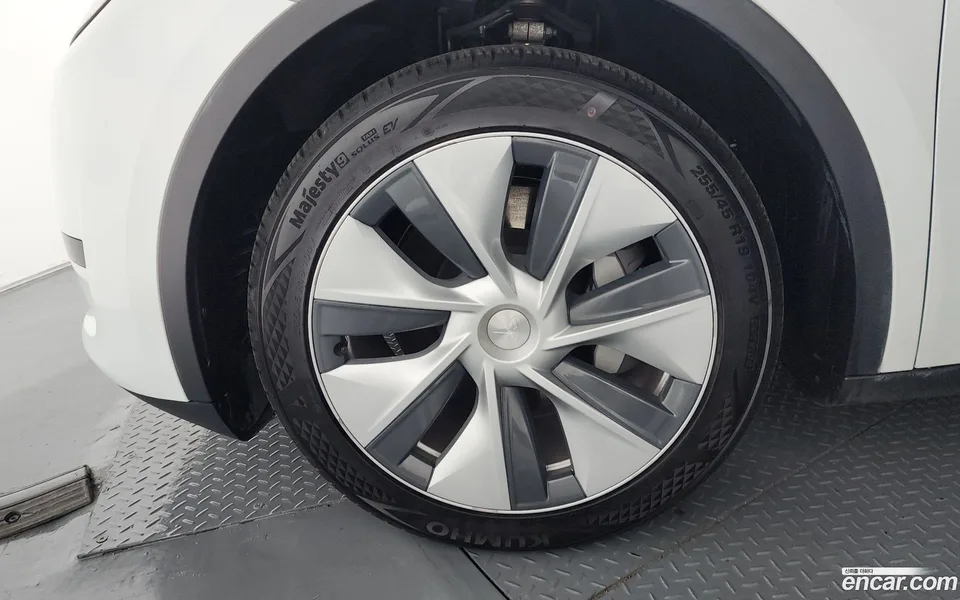 Tesla Model Y RWD 2023 — миниатюра 5