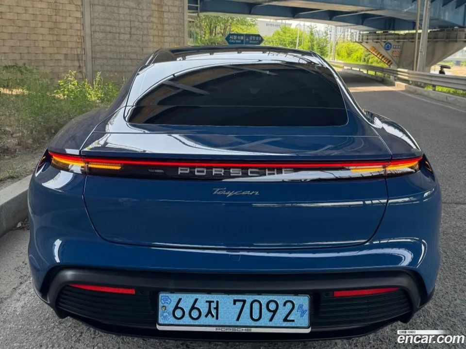 Porsche Taycan 2024 — миниатюра 4