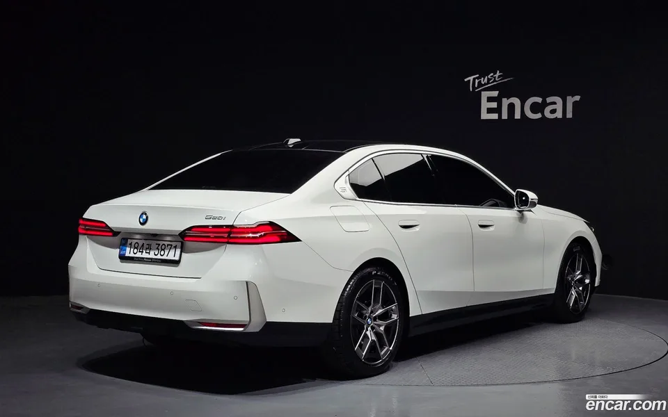 BMW 5 Series 520i 2025 — миниатюра 2
