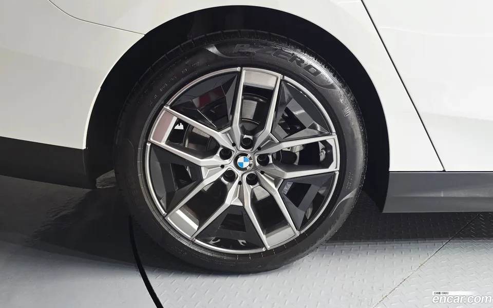 BMW 5 Series 520i 2025 — миниатюра 5