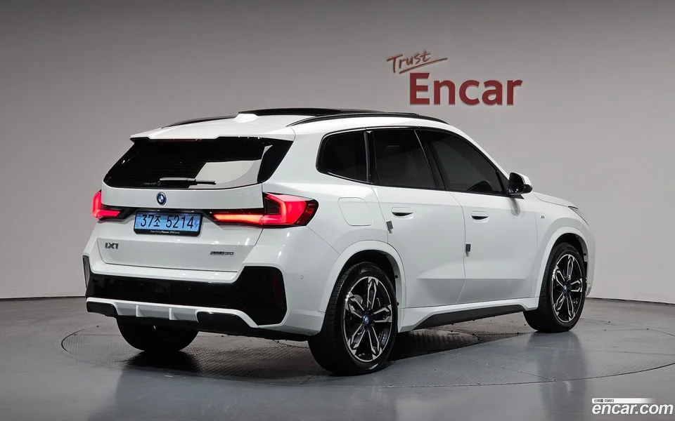 BMW iX1 xDrive 30 M 2025 — миниатюра 2