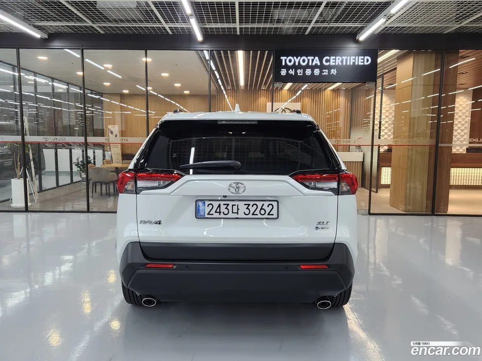Toyota RAV4 2.5 2WD XLE 2025 — миниатюра 3