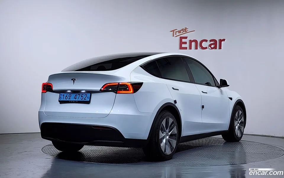 Tesla Model Y RWD 2023 — миниатюра 2