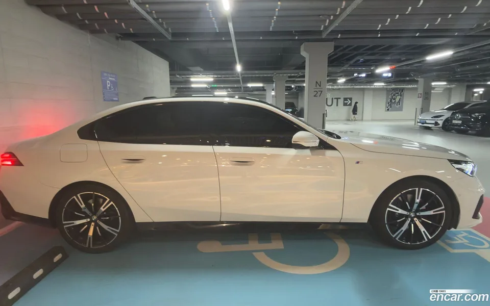 BMW 5 Series 530i xDrive M 2025 — миниатюра 5
