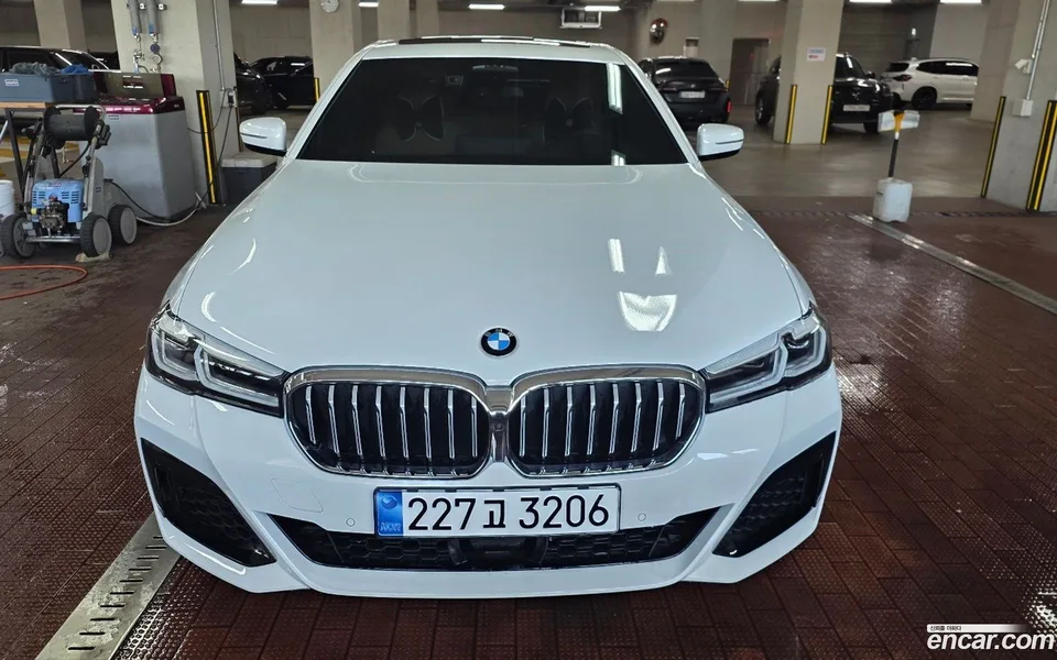 BMW 5 Series 520i M 2023 — миниатюра 3