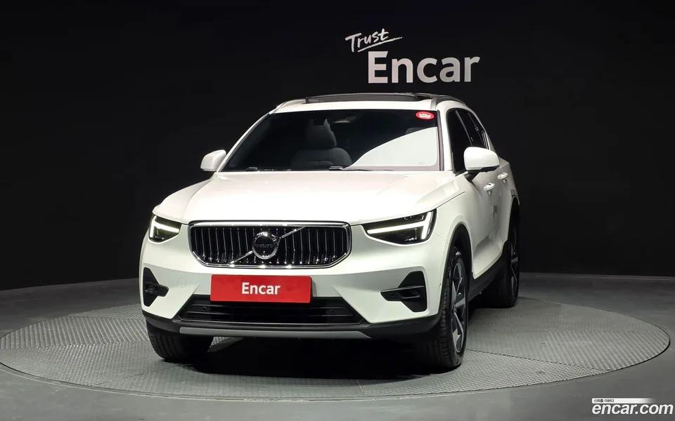 Volvo XC40 B4 2025 — миниатюра 3