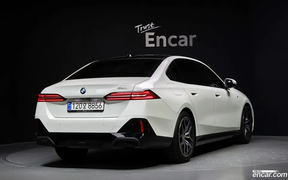 BMW 5 Series 520i M 2023 — миниатюра 2