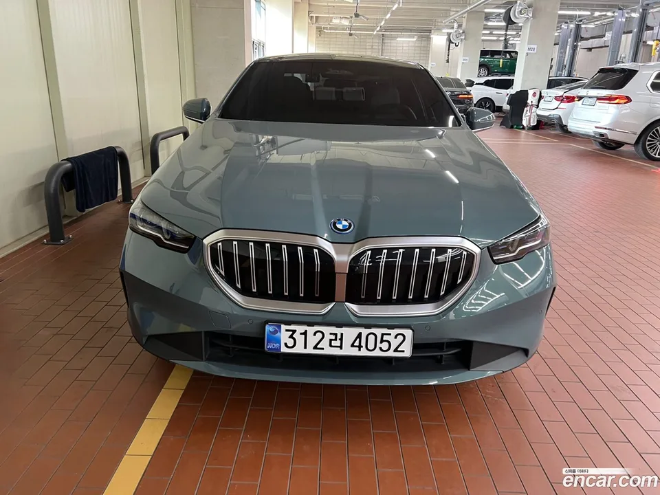 BMW 5 Series 530e 2025 — миниатюра 3