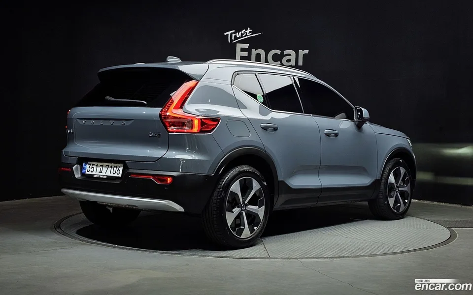 Volvo XC40 B4 2023 — миниатюра 2