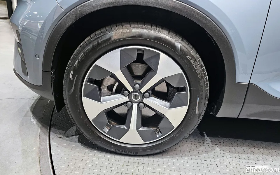 Volvo XC40 B4 2023 — миниатюра 5