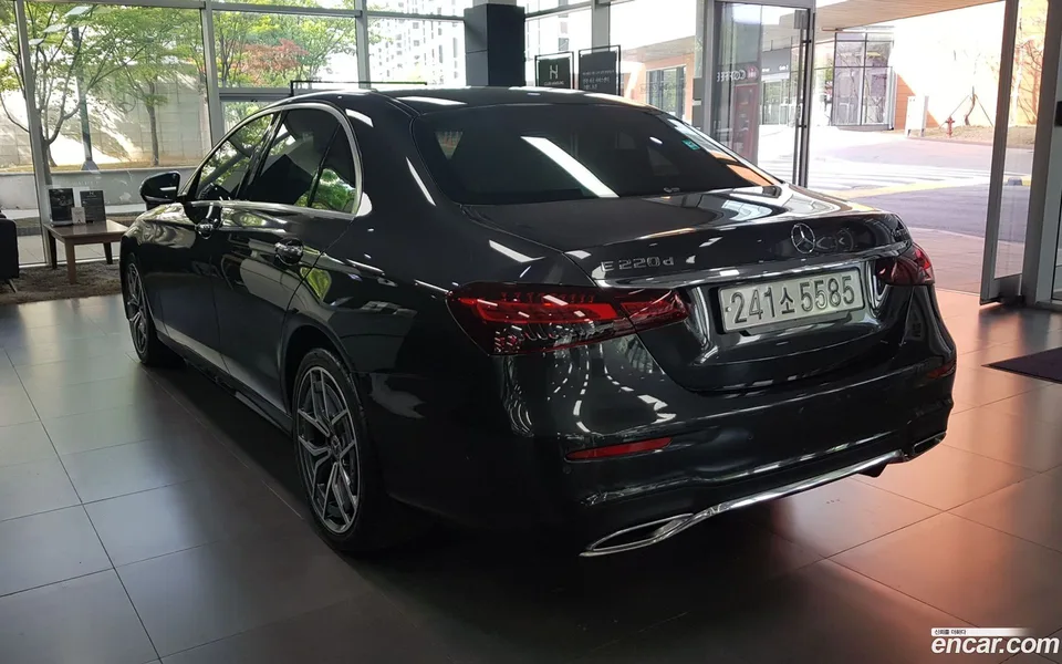 Mercedes-Benz E-Class E220d 4MATIC AMG Line 2022 — миниатюра 2