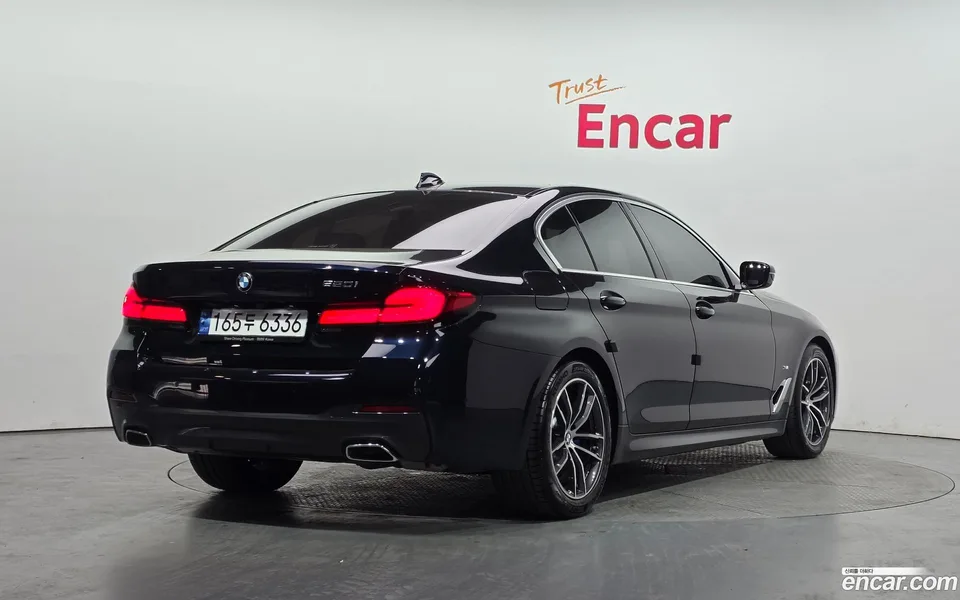 BMW 5 Series 520i M 2023 — миниатюра 2