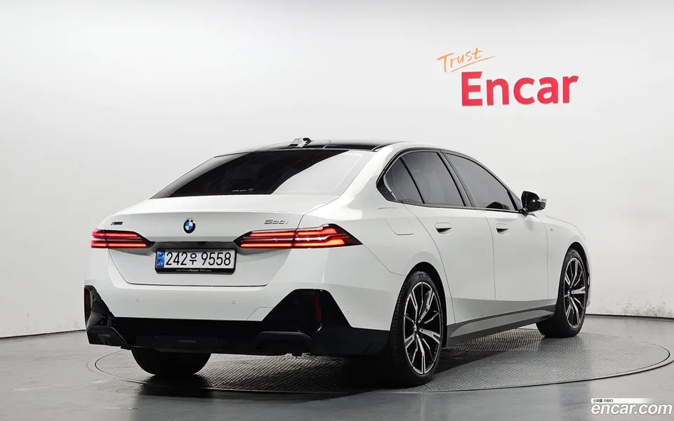 BMW 5 Series 530i xDrive M 2024 — миниатюра 2