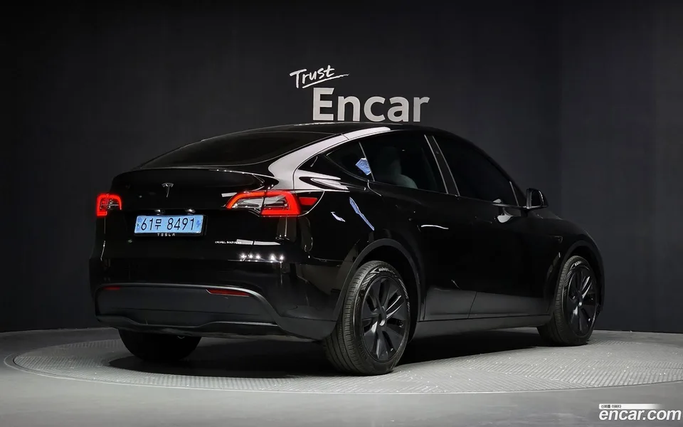 Tesla Model Y AWD 2024 — миниатюра 2