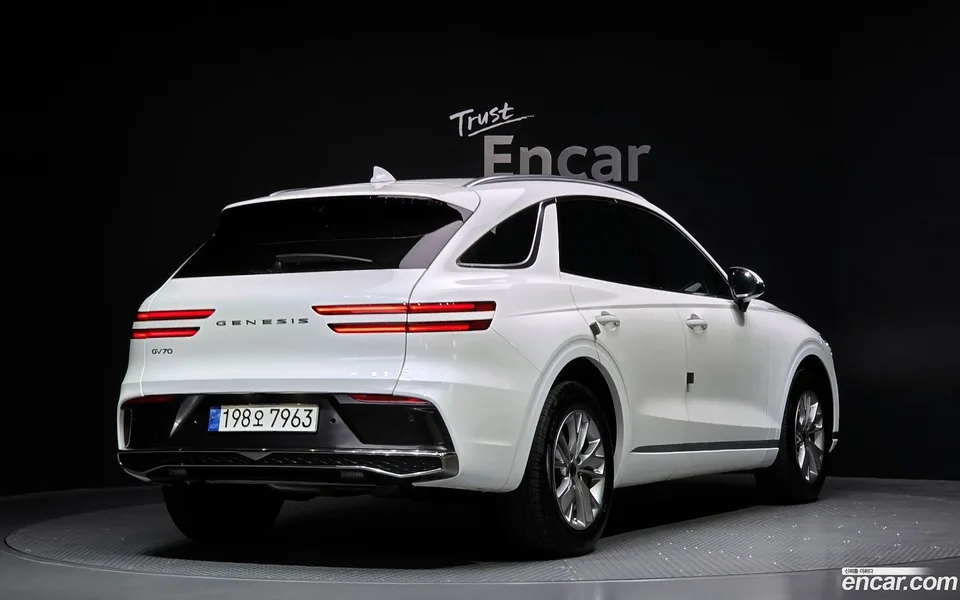 Genesis GV70 2.5T 2WD 2024 — миниатюра 2