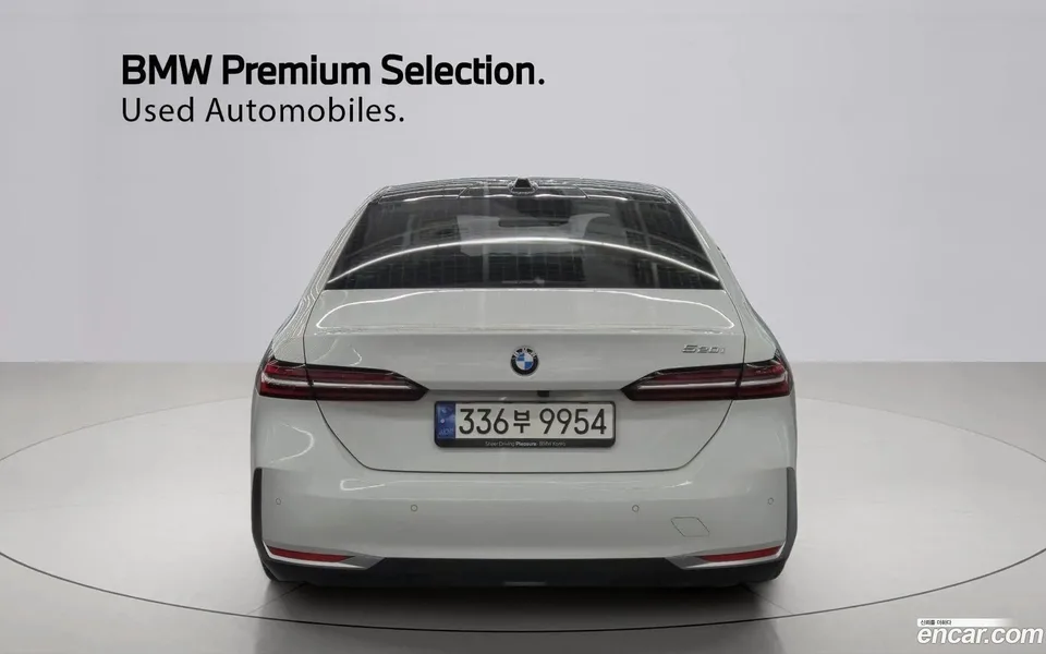 BMW 5 Series 520i 2023 — миниатюра 3