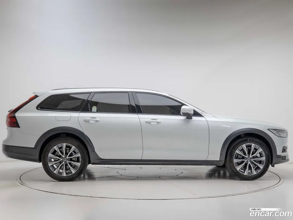 Volvo V90 Cross Country B5 AWD 2025 — миниатюра 3