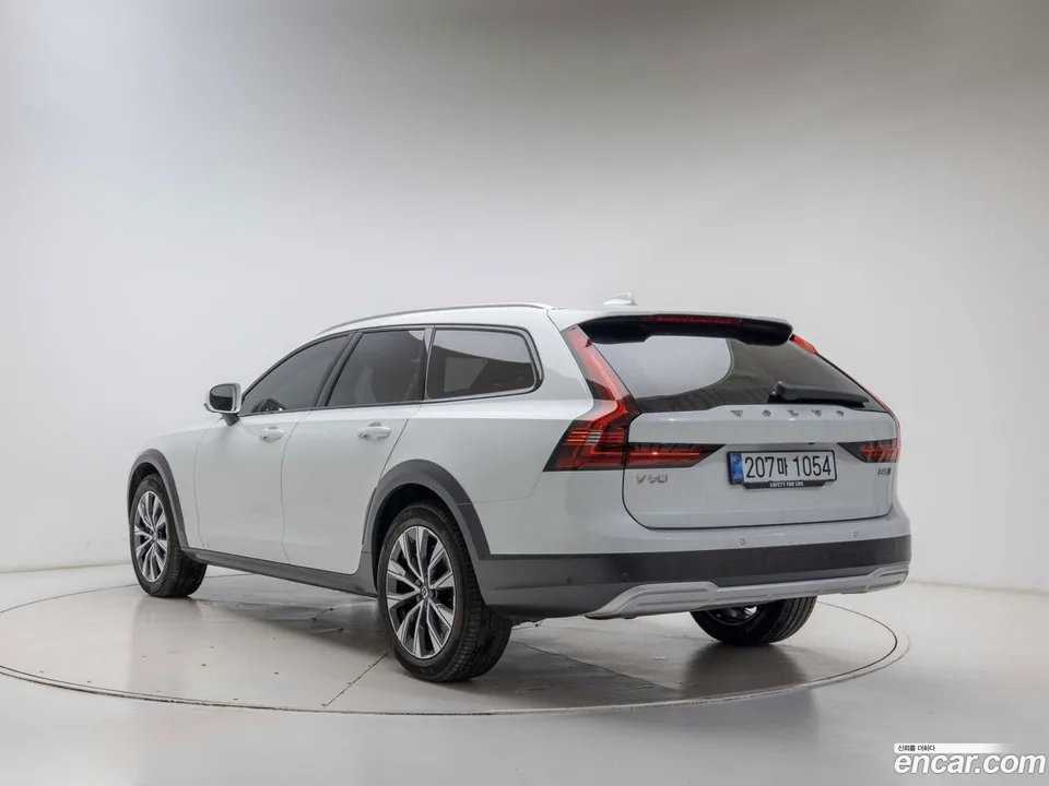 Volvo V90 Cross Country B5 AWD 2025 — миниатюра 4