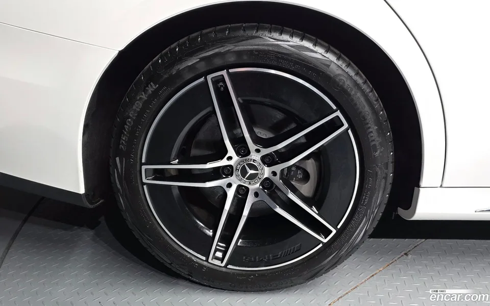 Mercedes-Benz E-Class E300 4MATIC AMG Line 2025 — миниатюра 5