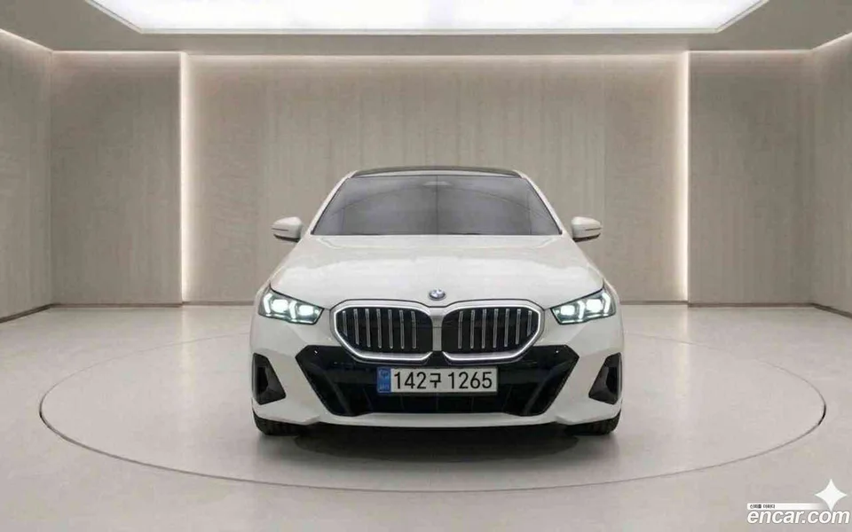 BMW 5 Series 523d M 2025 — миниатюра 2