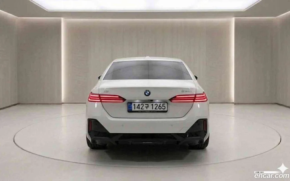 BMW 5 Series 523d M 2025 — миниатюра 3