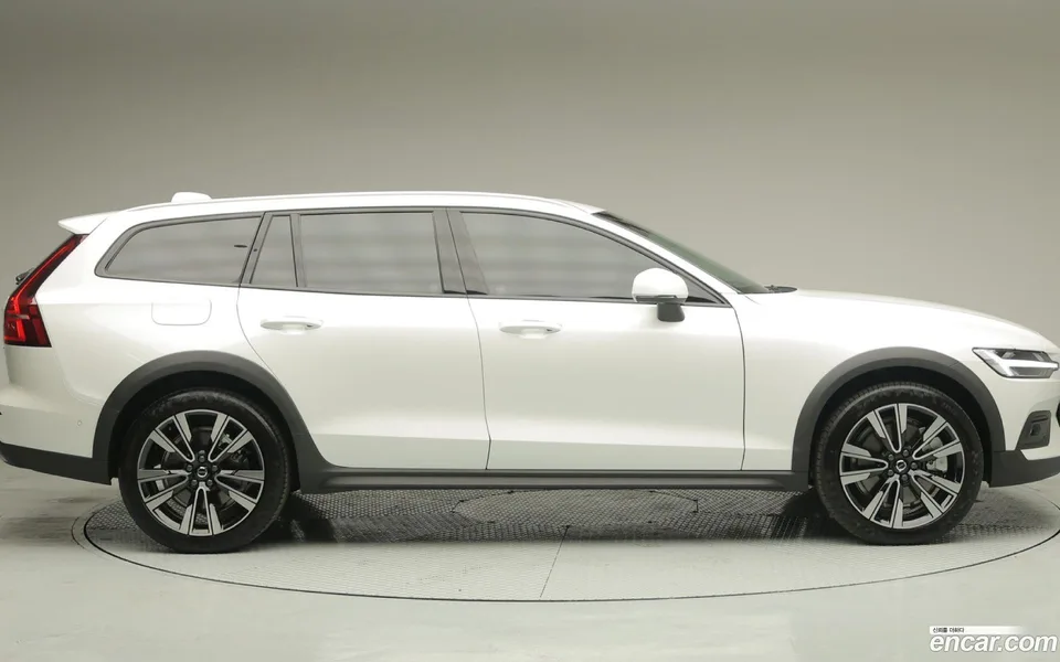 Volvo V60 Cross Country B5 AWD 2025 — миниатюра 2