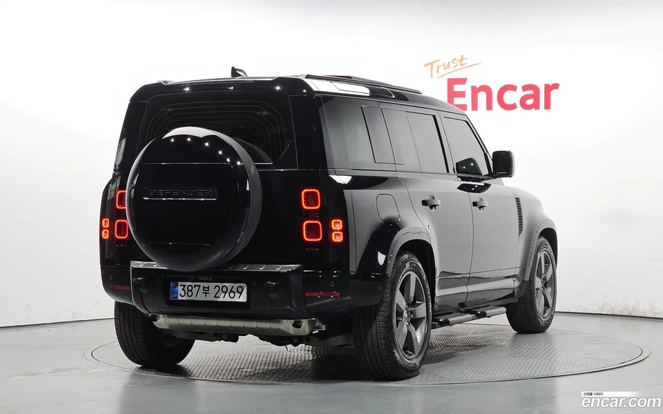 Land Rover Defender 110 P300 X- SE 2025 — миниатюра 2