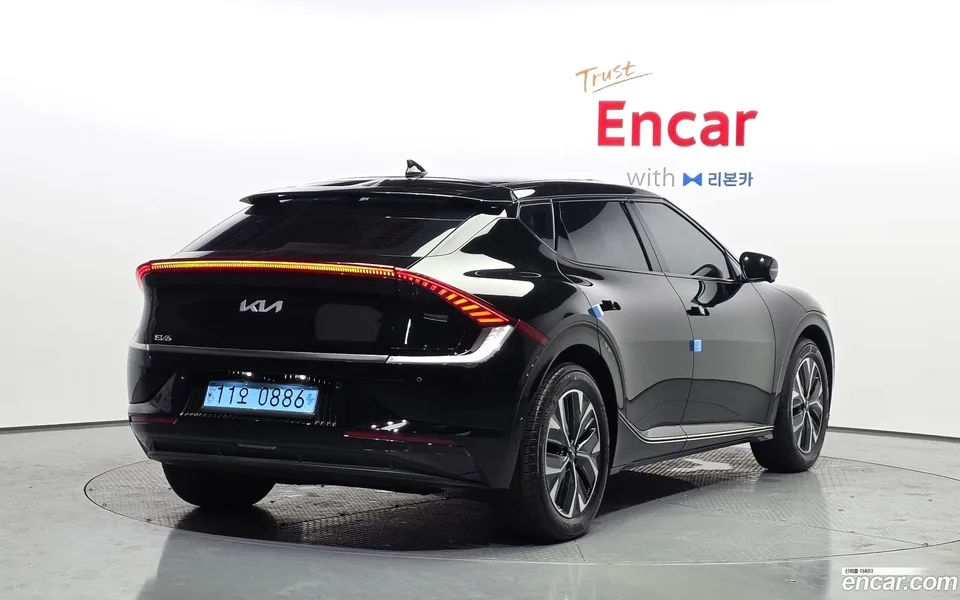 Kia EV6 2023 — миниатюра 2