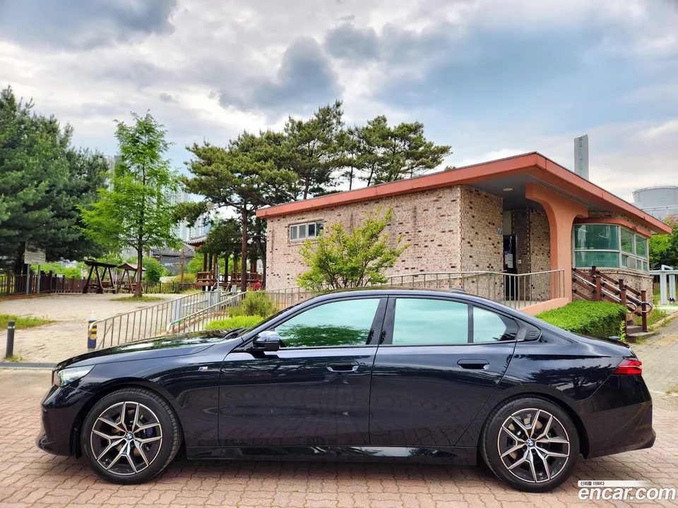 BMW 5 Series 523d M 2025 — миниатюра 3