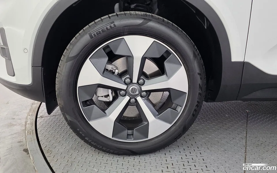 Volvo XC40 B4 2023 — миниатюра 2