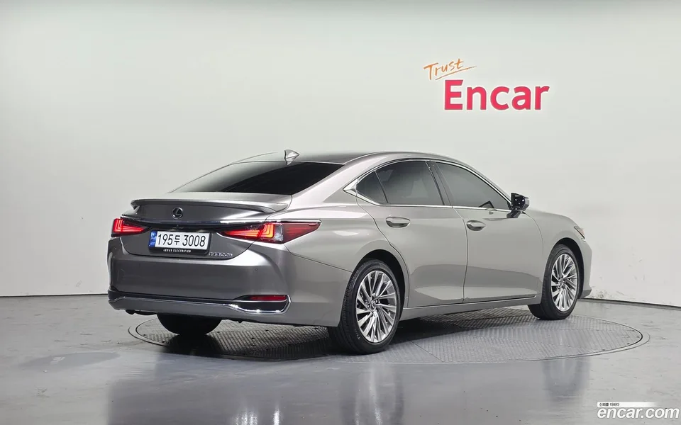 Lexus ES 300h 2023 — миниатюра 2