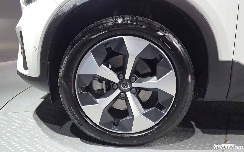 Volvo XC40 B4 2025 — миниатюра 5