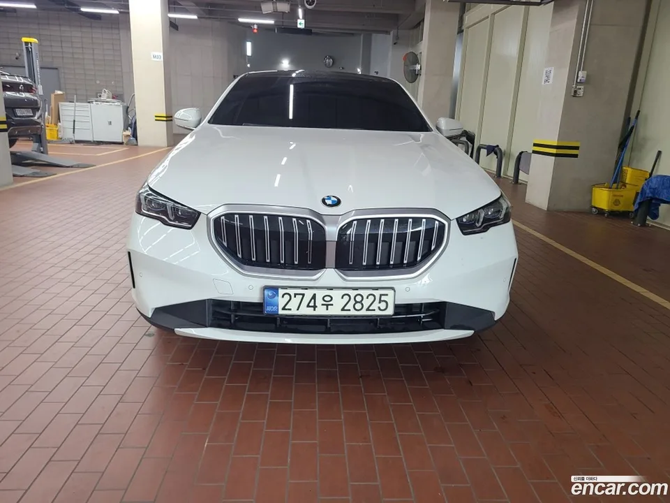 BMW 5 Series 530i xDrive 2023 — миниатюра 3
