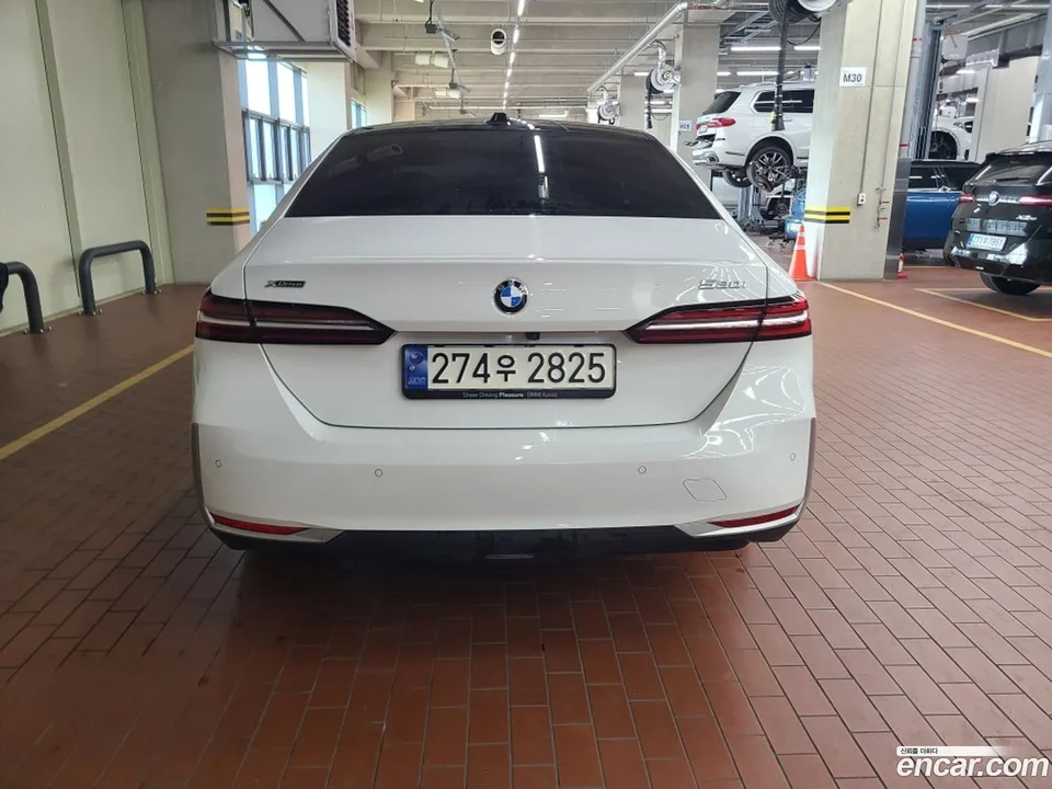 BMW 5 Series 530i xDrive 2023 — миниатюра 4