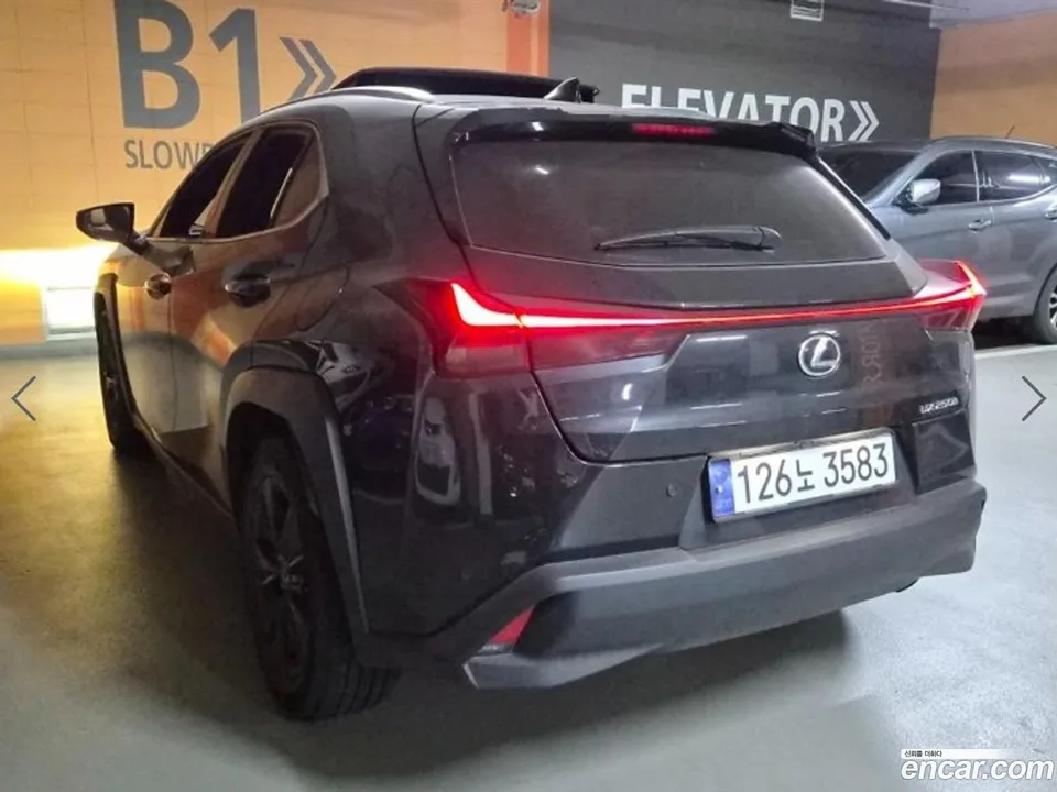 Lexus UX 250h 2.0 2WD 2023 — миниатюра 5