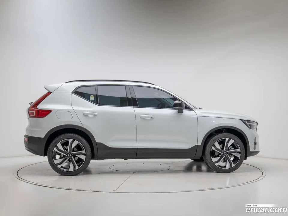 Volvo XC40 B4 2025 — миниатюра 3