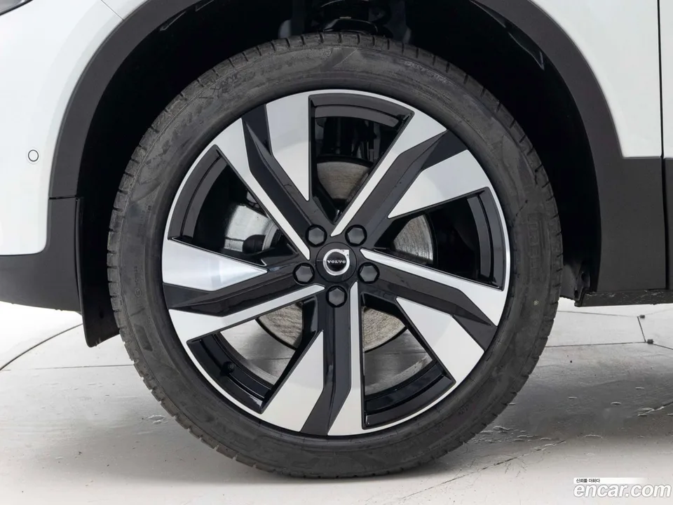 Volvo XC40 B4 2025 — миниатюра 5