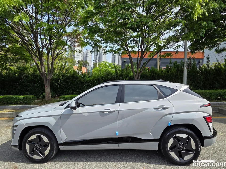 Hyundai Kona Electric 2023 — миниатюра 3