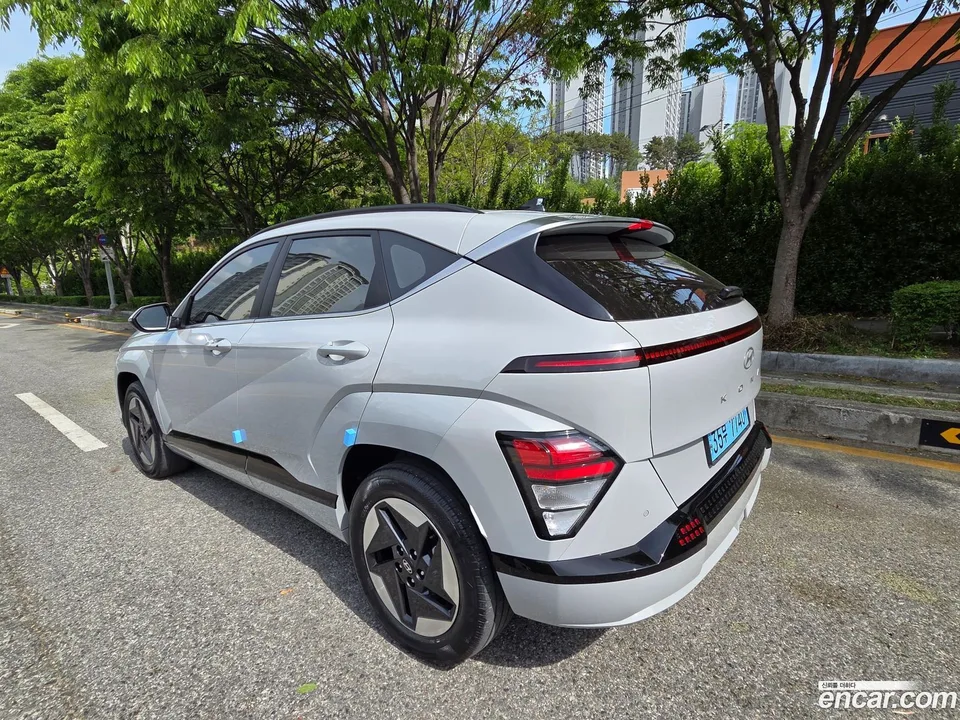 Hyundai Kona Electric 2023 — миниатюра 4