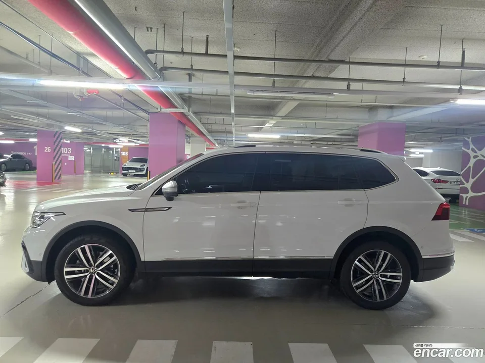 Volkswagen Tiguan Allspace 2.0 TSI 2023 — миниатюра 3