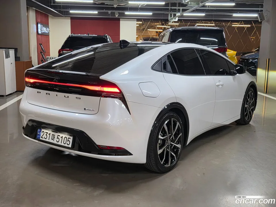 Toyota Prius 2.0 PHEV XSE 2023 — миниатюра 2