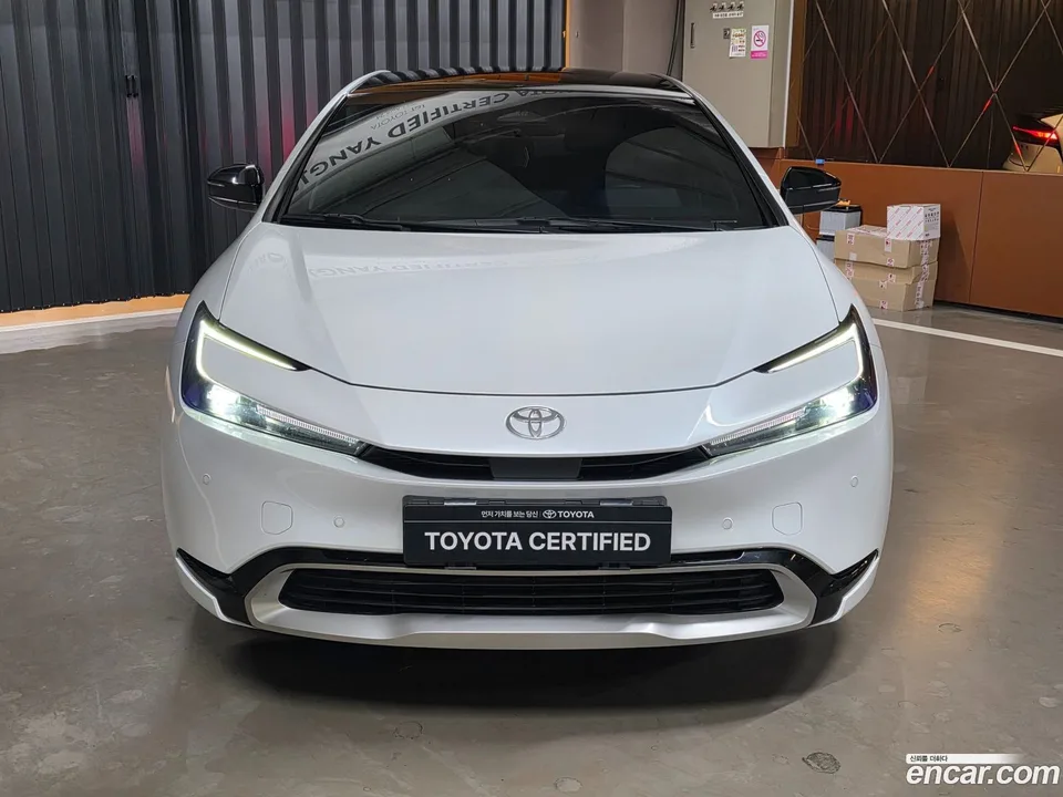 Toyota Prius 2.0 PHEV XSE 2023 — миниатюра 3