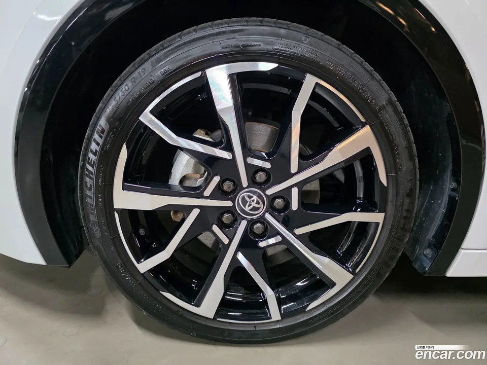 Toyota Prius 2.0 PHEV XSE 2023 — миниатюра 5