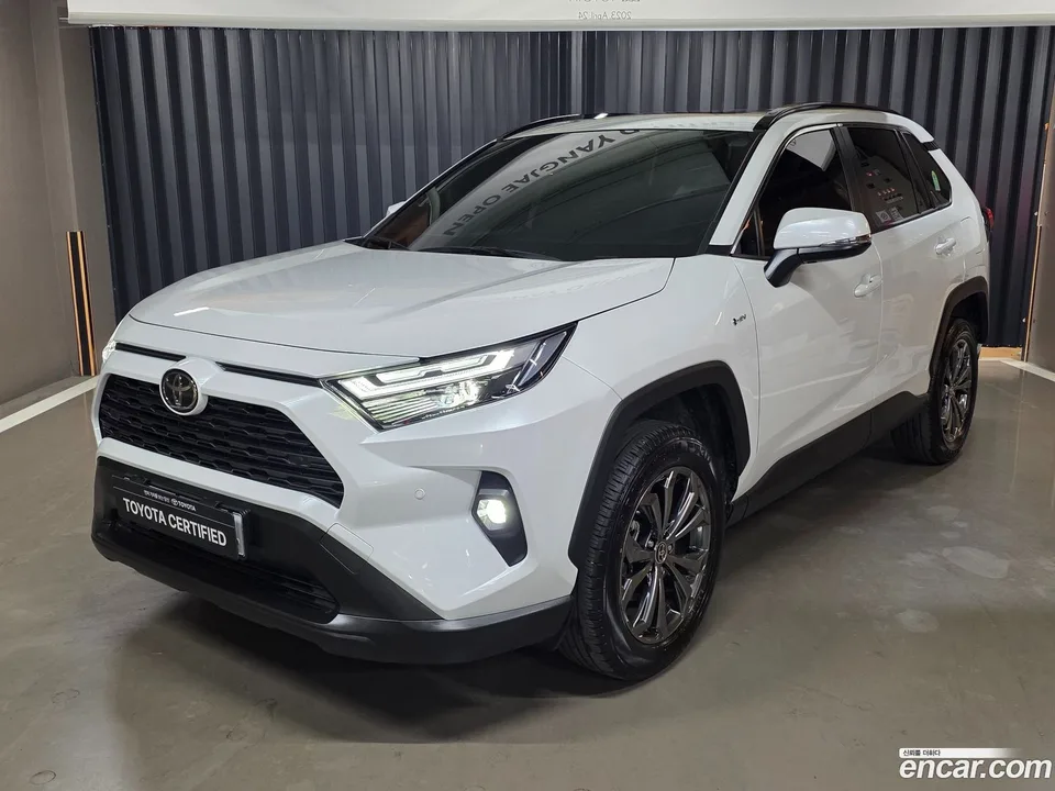 Toyota RAV4 2.5 2WD XLE 2025 — фото 1, купить с доставкой в Москву
