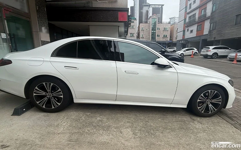 Mercedes-Benz E-Class E200 2024 — миниатюра 3