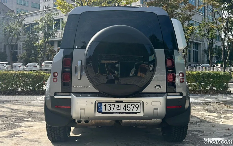 Land Rover Defender 110 D240 SE 2023 — миниатюра 4